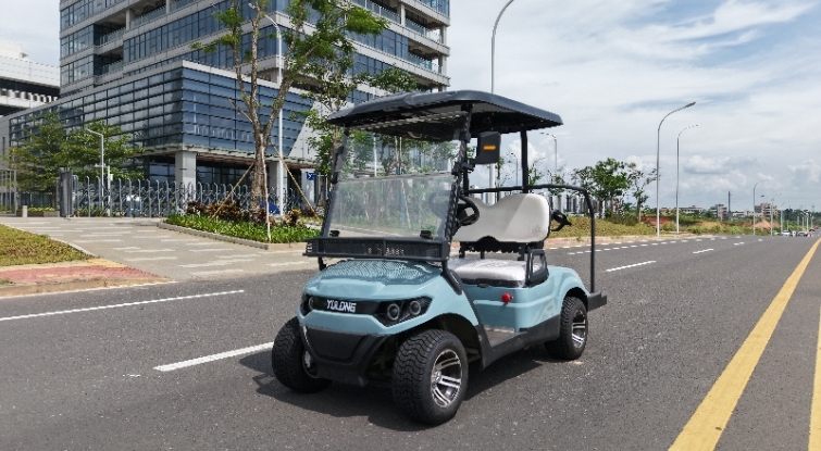 天藍(lán)色高爾夫球車